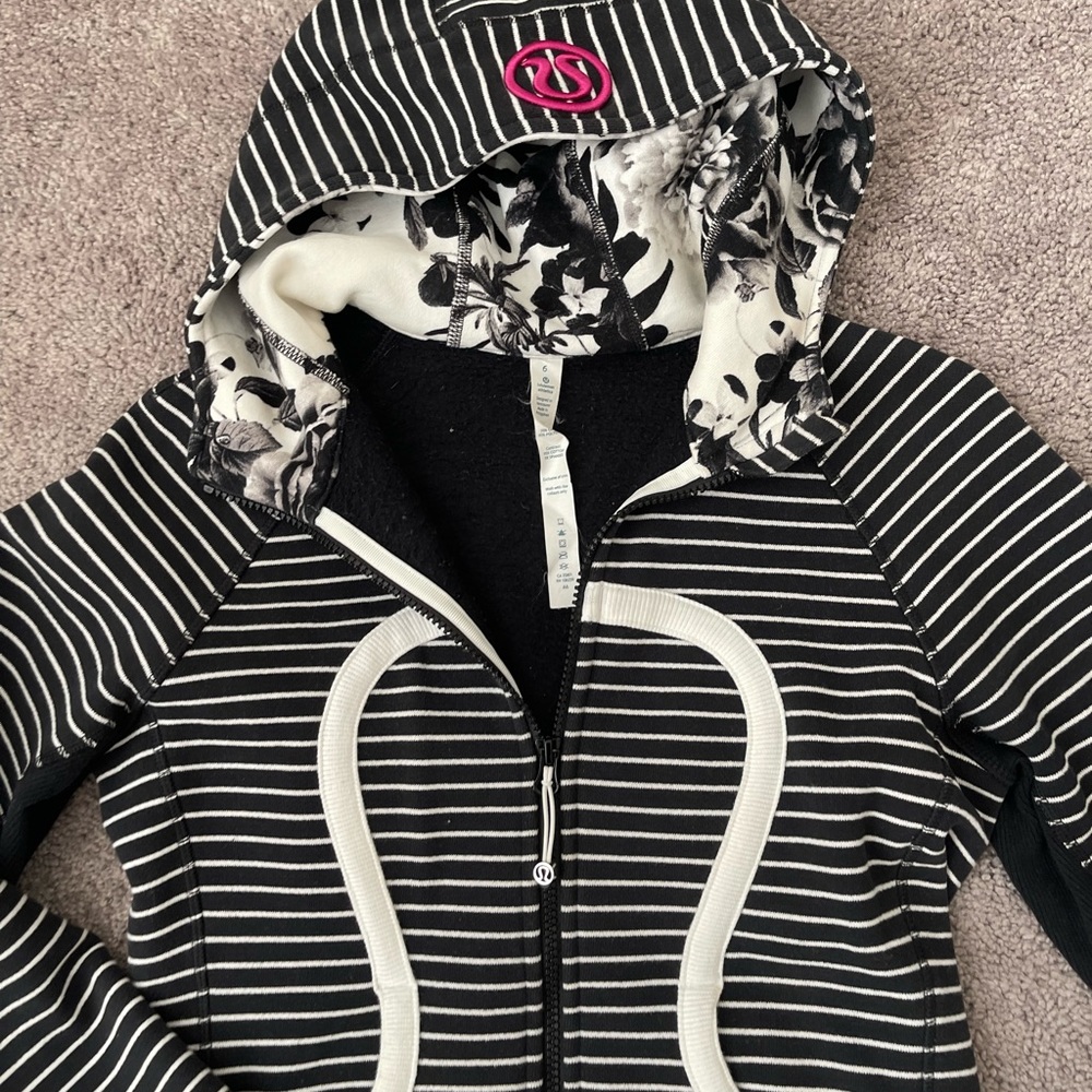 Lululemon sweatshirt size 6